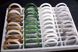 65岁戴什么手镯好？黄金、翡翠、和田玉和银手镯怎么选图片