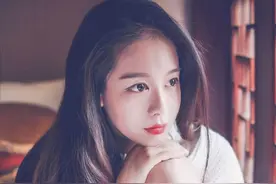 搞笑GIF，火车上的妹子太美了，偷看了一路了图片