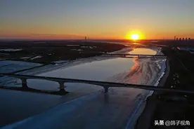 黄河包头段开河之一：冰面渐次消融、天鹅翔游，再现长河落日美景图片