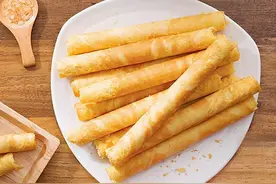 给女友准备的零食里，一定少不了美心蛋卷图片