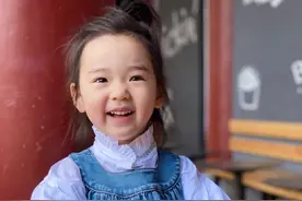 董璇分享女儿小酒窝美美萌照，戴小蝴蝶戒指，萌化你的心图片