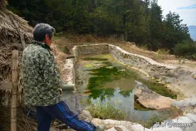 大叔在山里建1个池塘，花费数万元却不为养鱼，村民夸赞图片