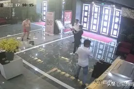 门口脱衣服，大厅小便，摔东西，醉汉大闹足浴店，被拘20天，酒醒后看监控视频他羞愧难当图片