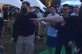 孙红雷现身哈尔滨排场大，随行保安里外两层几十人，助理高调叫嚣图片