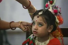 印度圣女10岁送进寺庙，接受信徒的膜拜，出寺庙后为何找不到婆家图片