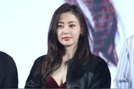 张天爱才是天生丽质，酒红色蓬蓬裙配夹克外套，“筷子腿”很吸睛图片