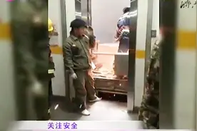 电梯故障居民被困，消防队员破拆打开电梯顶部成功解救被困十人视频封面