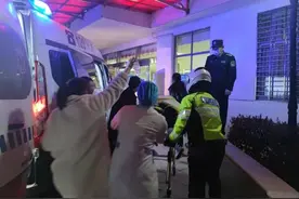 抚州一救护车上有危重病人，交警铁骑帮忙开道紧急护送图片