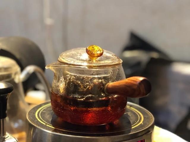 白茶茶汤里小气泡久久不散，说明茶汤有什么特质？