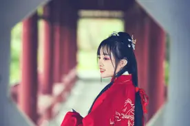 故事：将军出征归来，她扶着一月孕肚去迎，却见他身侧还有一女人图片