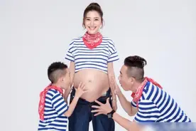 52岁陈小春再喜当爹，36岁应采儿，幸福之情溢于言表的陶醉之心图片