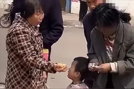 两组“穷妈妈”对比照爆红：“心穷”的妈妈养不出有出息的孩子图片