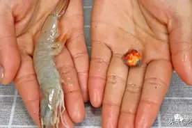 去虾线时，不要用牙签了，学会这样做，一秒钟一个，简单又实用图片