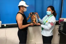 糊涂老爸遗落“六一”礼物 多名公交职工接力送还图片