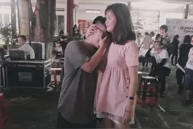 越南身高1米63女孩找了个1米58的男友，没想到竟因男友矮而走红图片