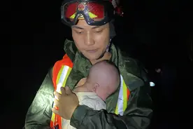 洪水中抱出受困新生儿 乘风破浪的“守护者”来了图片