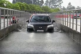 开SUV就不怕雨季？积水可以随便过？真这么想你就错了图片