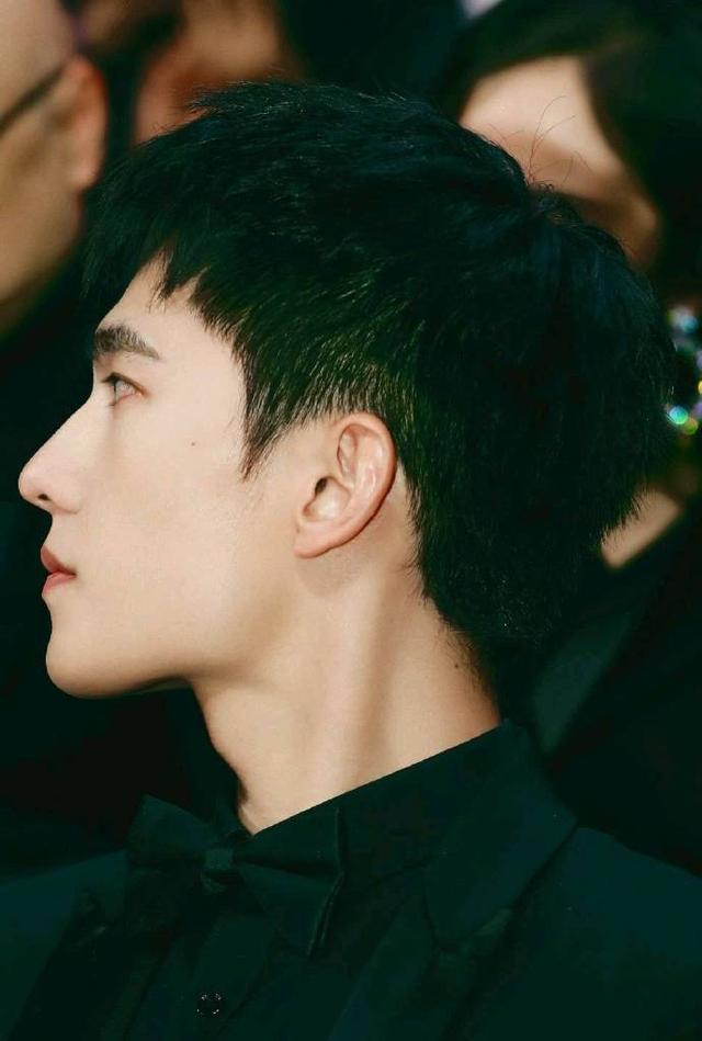 杨洋精致侧颜杀,完美的下颌线和鼻梁,好看到犯规