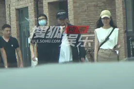 42岁陈思诚发福严重啤酒肚超大，站c位派头足，身边还有美女同行图片
