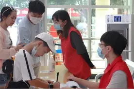 福安市图书馆里有一群人这样说：“青春是我们的名片，服务是我们的志愿”图片