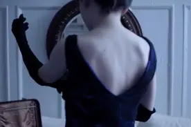 男孩沉迷于偷穿女性衣服，不料被继父发现，对其下了毒手！视频封面
