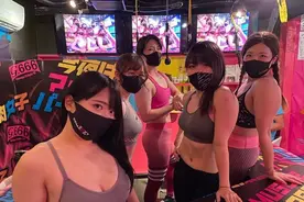 东京这家酒吧让我开了眼：全员肌肉芭比，这画风，你受得了吗？图片