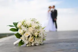 夫妻久别重逢，妻子见到丈夫最想做啥？三位女士说了实话图片