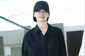 宋慧乔无滤镜下暴露身高，穿衬衫配牛仔短裤，小短腿不像161CM图片