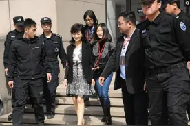 柳岩、赵雅芝、黄晓明等带保镖出行，场面真霸气啊图片