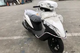 对比之后，终于提了铃木uu125，开箱记录图片