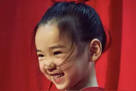 董璇晒女儿中国风写真庆生，5岁小酒窝变侠女，高冷软萌切换自如图片