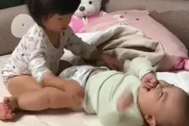 3岁姐姐给弟弟换尿布，发现“异样”笑不停，妈妈：该教育一下了图片