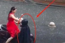 宝妈冒雨接孩子放学，她的一个举动引人哽咽：母爱真伟大图片