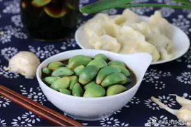 腌腊八蒜时别只会加醋，教你一个妙招，大蒜两天变绿，香脆好吃图片