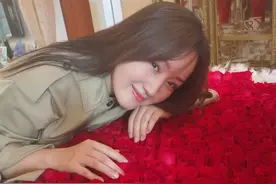 超浪漫！杨钰莹生日收到999朵玫瑰 趴在巨型花束上嫣然一笑图片