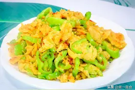 青椒别再炒着吃了，青椒拌面简单一煎，香辣酥脆，下酒下饭都很棒图片