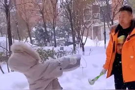 辽宁一女儿和爸爸打雪仗，结果将整盆雪泼自己头上，爸爸瞬间笑喷图片