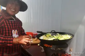 农民工的午餐，真的很令人心酸，网友：以后再也不浪费粮食了图片