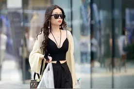 街拍：长相甜美的模特小姐姐，傲人身材一览无余图片