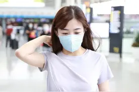 张含韵真会玩，把T恤下摆中间剪开，系个蝴蝶结，效果意外好看图片