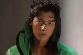 18岁足球小哥，帅上热搜图片