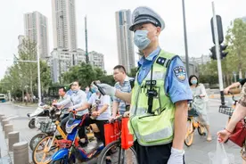 手持警哨亮相街头，武汉交警多措并举推进文明创建图片