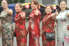 孩子在里面高考，旗袍妈妈在外面比美！开衩越高胜算越大图片