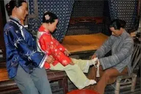 丫环给少爷洗脚，少爷看了她的脚：嫁给我！生下一家喻户晓的儿子图片