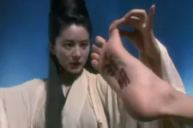 为什么最近美女流行举着脚丫子自拍？图片