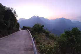 险峻壮美的盘山公路、挂壁公路，谷内嶂谷，中国兰英大峡谷图片