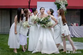 快女喻佳丽晒婚礼照官宣结婚，同届好友段林希刘忻杨菲洋担任伴娘图片