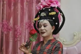 62岁大爷因“入戏太深”，30年来艳妆扮靓吓跑妻女，他如今怎样了图片