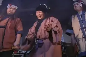 两个丑八怪假扮赏善罚恶二使，扔下两个铜牌，把新丐帮吓得够呛！视频封面