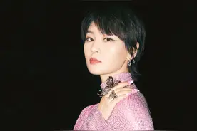 周笔畅终于正视自己！挑战“无痕裙”大秀女人味，转身后叫人看呆图片